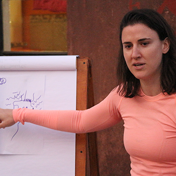 Mulher apresentando o Centro de Investigação Lajuma, África do Sul