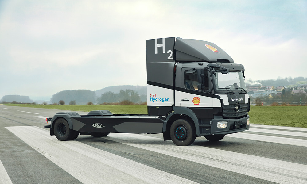 Shell Hydrogen car in fueling station